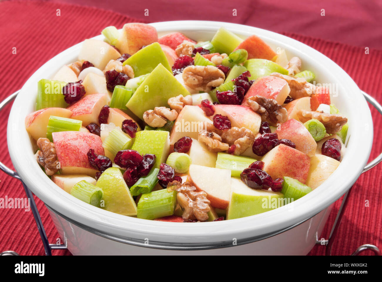 Салат гренни смит с курицей и морковью и яблоком. Салат гренни смит с курицей. Капуста с яблоком по немецки. Салат гренни смит. Салат из сала.