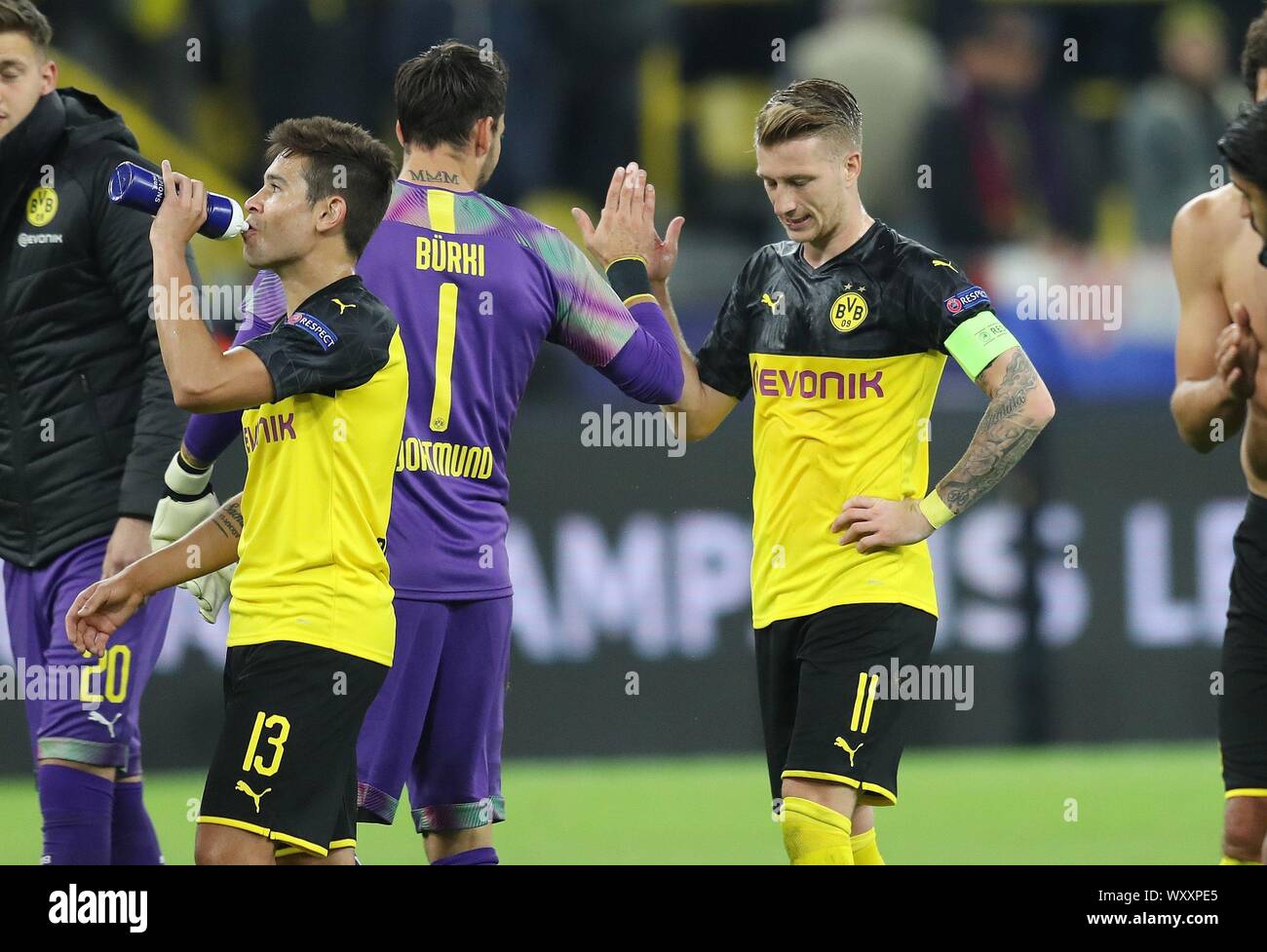 Dortmund, Deutschland. 17th Sep, 2019. firo: 17.09.2019 Football, 2019/2020 Champions  League BVB Borussia Dortmund - FC Barcelona 0: 0 gesture, Roman Burki with  MArco Reus, Entwrought | usage worldwide Credit: dpa/Alamy Live News Stock  Photo - Alamy