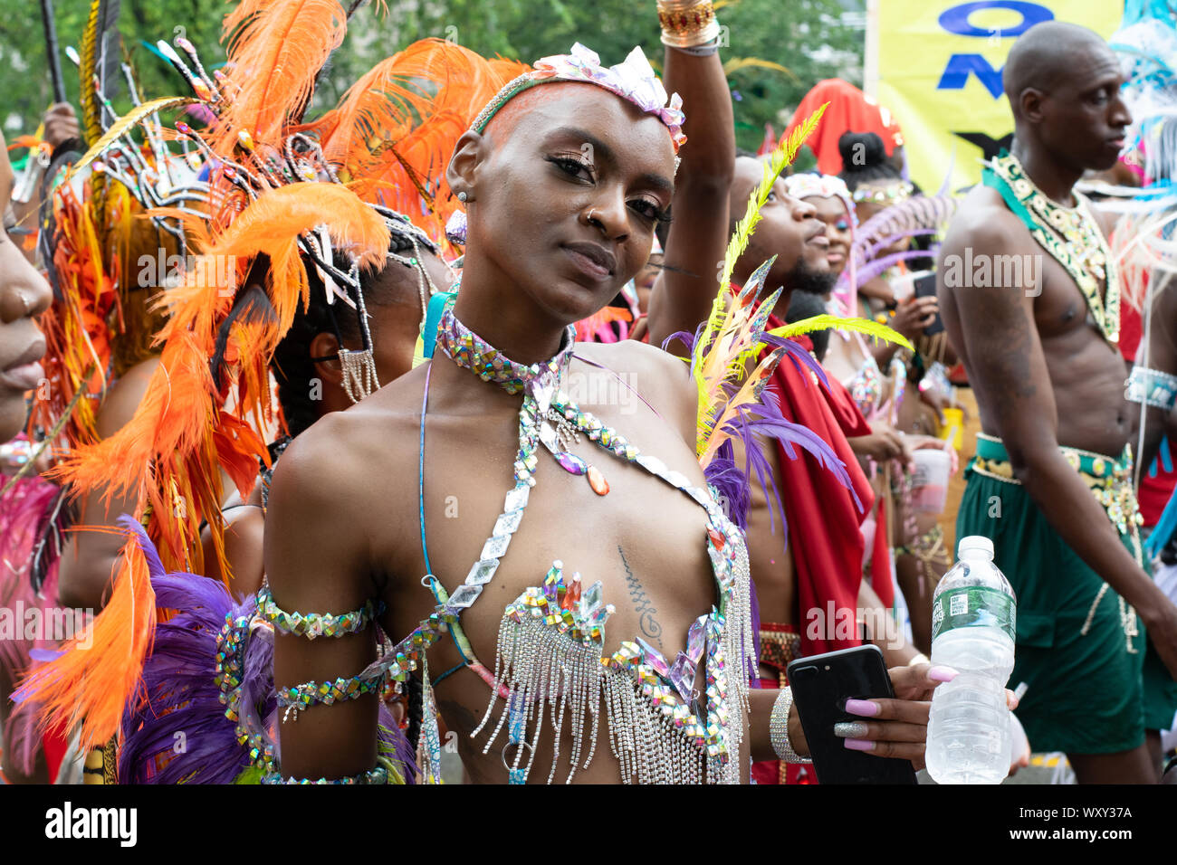Stolzer Blick in die Kamera einer Frau aus Lateinamerika, die an der West Indian Day Parade teil nimmt. Sie ist erotisch mit einem Karnevalskostüm bek Stock Photo