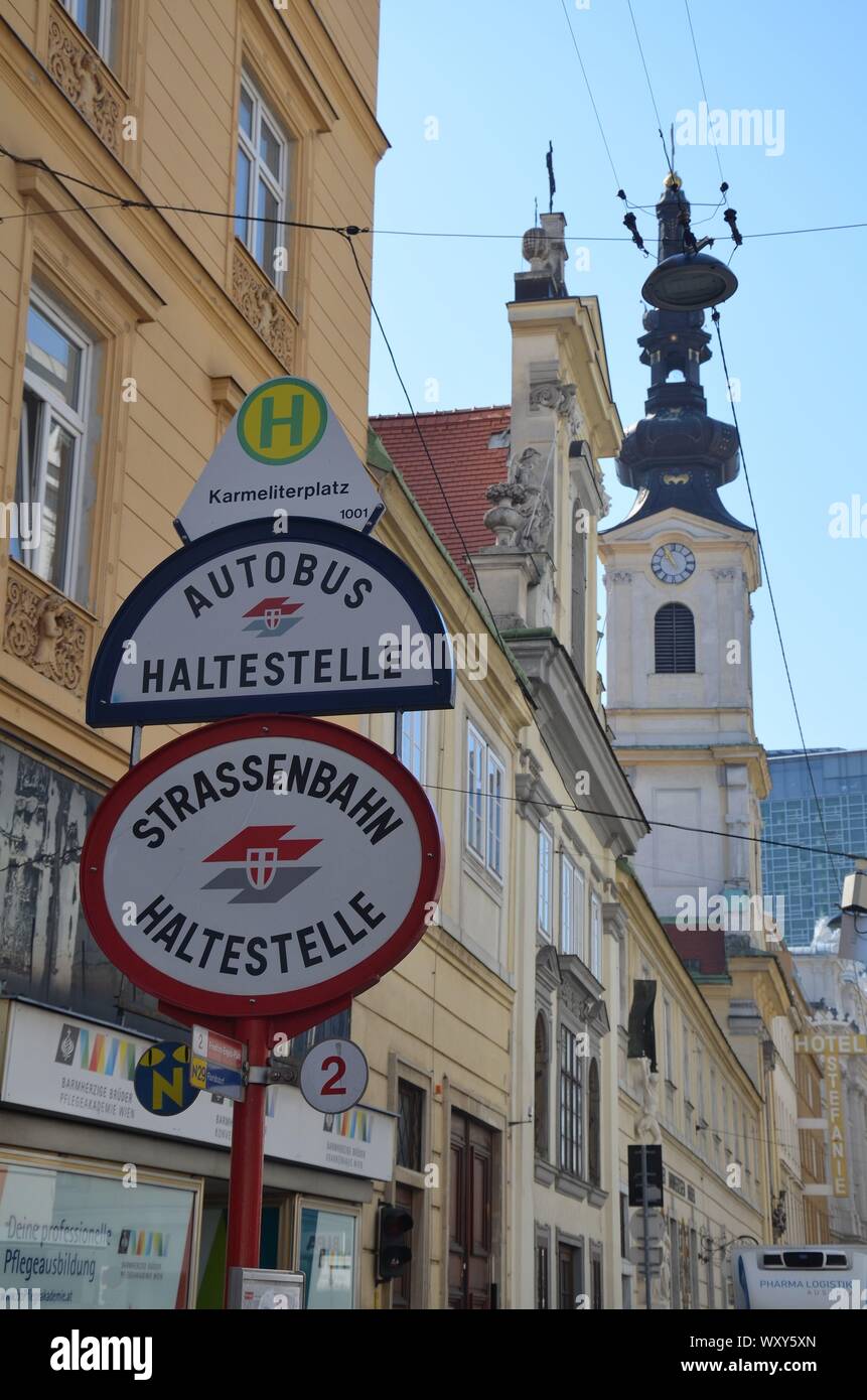 Wien, Hauptstadt Österreichs: Straßenbahn Haltestelle an der Taborstraße, Kirche der Barmherzigen Brüder, Leopoldstadt, 2. Bezirk Stock Photo