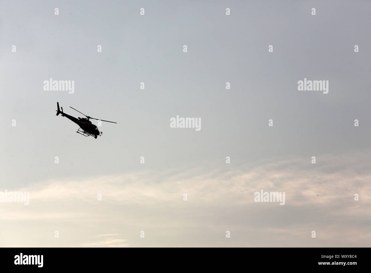 Hélicoptère en vol par temps d'orage. Stock Photo