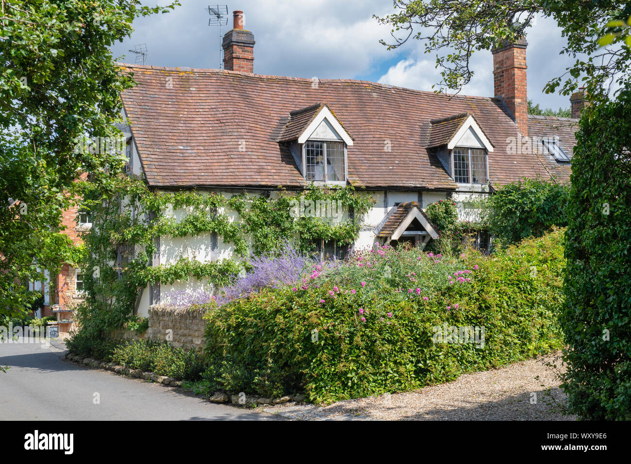 Timber framed cottage and front garden. Little Comberton, Cotswolds, Wychavon district, Worcestershire, UK Stock Photo