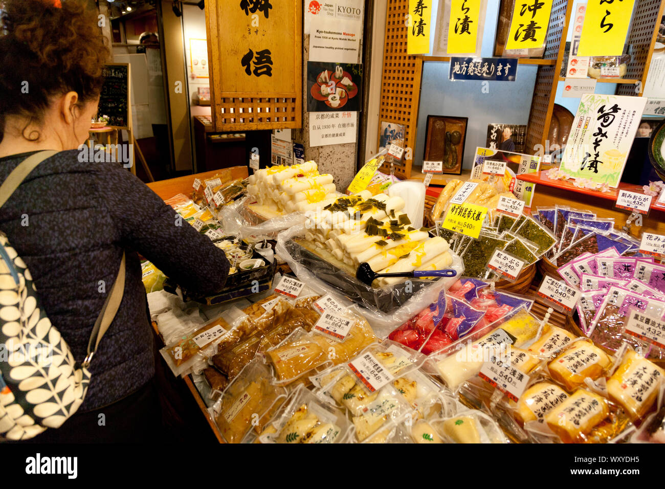 Fresh food stalls hi-res stock photography and images - Alamy