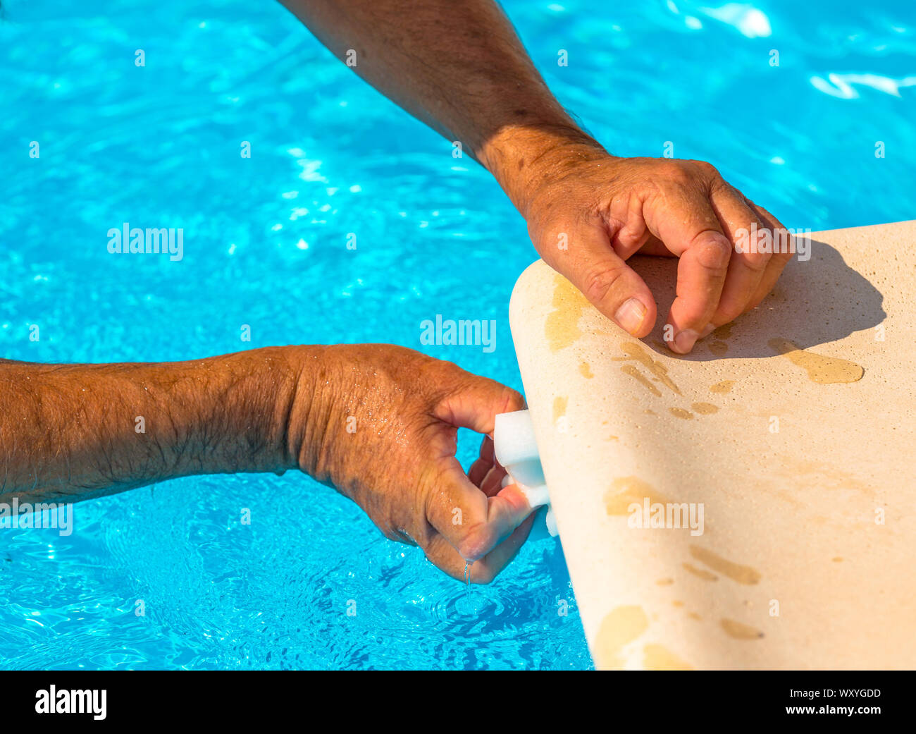 Clean the water line of a pool Stock Photo - Alamy