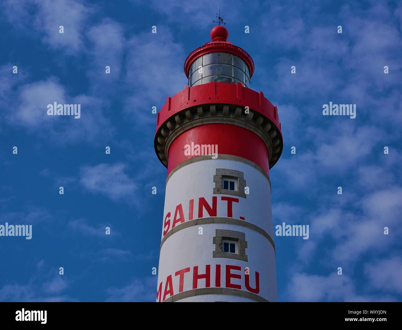 Abbaye Saint-Mathieu de Fine-Terre , phare pointe saint mathieu , phare blanc et rouge , phare saint mathieu Stock Photo