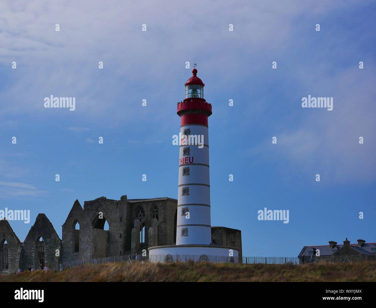 Abbaye Saint-Mathieu de Fine-Terre , phare pointe saint mathieu , phare blanc et rouge , phare saint mathieu Stock Photo