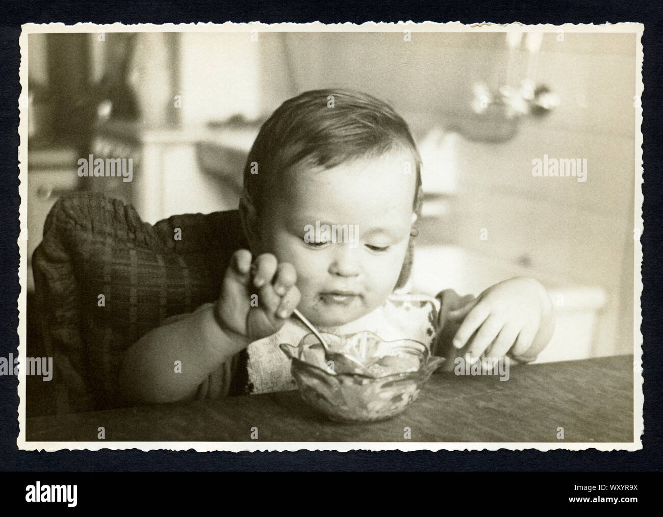 Europa, Deutschland, Hamburg, kleines Kind beim Essen, in den 1950er Jahren .  /  Europe, Germany, Hamburg, young child eating, in the 1950th . Stock Photo