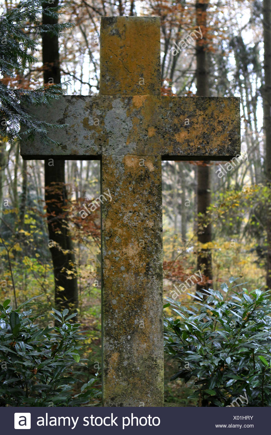 Grabkreuz, Grab auf einem Friedhof an Allerheiligen Stock Photo