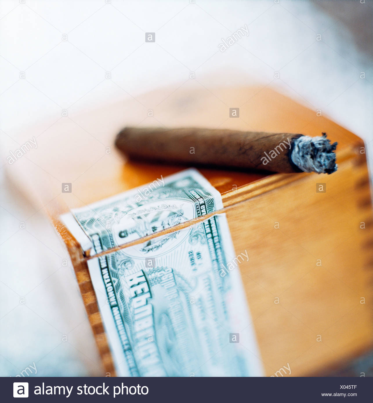 Lit Cigar High Resolution Stock Photography and Images - Alamy