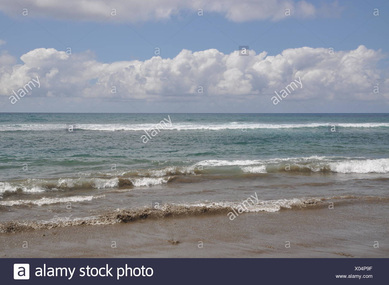 Strand Sandstrand Meer Meereskuste Gran Canaria Kanaren Himmel Wolke Wolken Welle Wellen Meereswelle Meereswellen Landschaft Wasser Kuste Stock Photo Alamy