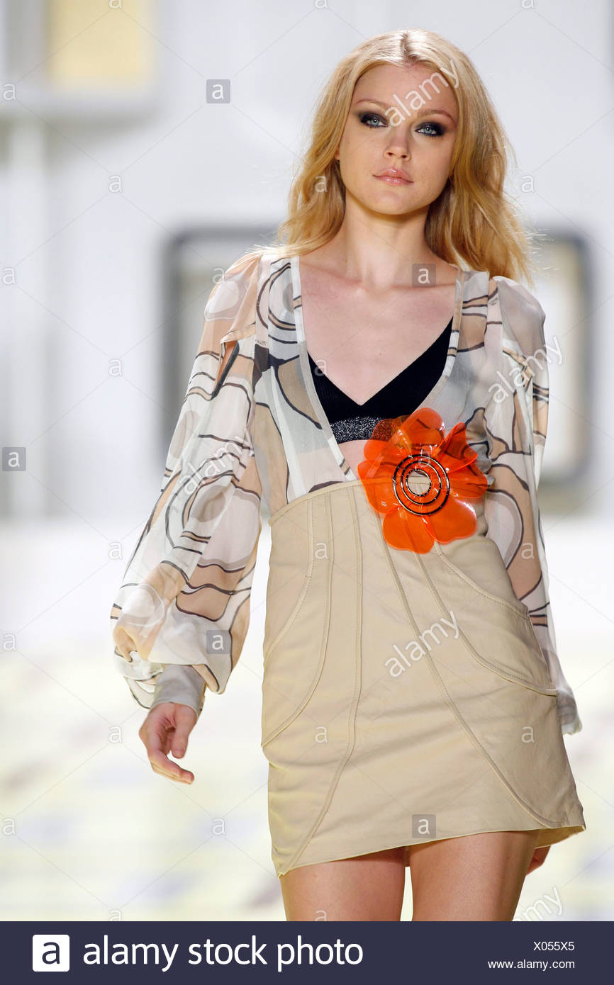 Miss Sixty New York Ready To Wear Spring Summer American Model Jessica Stam Wearing Low Cut Short Beige Shift Dress Patterned Stock Photo Alamy