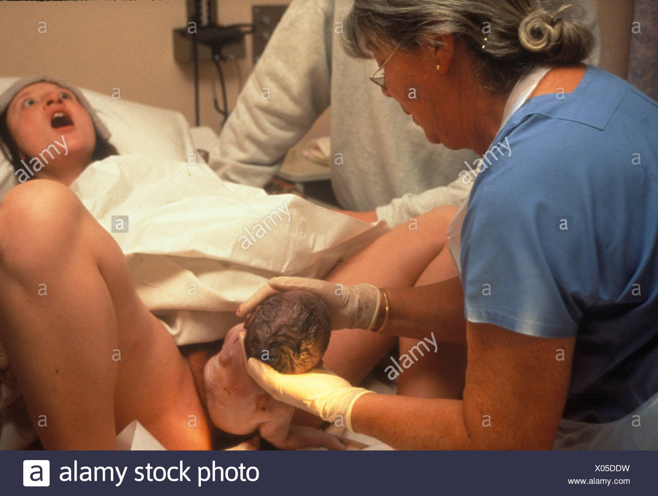 woman giving birth Stock Photo - Alamy