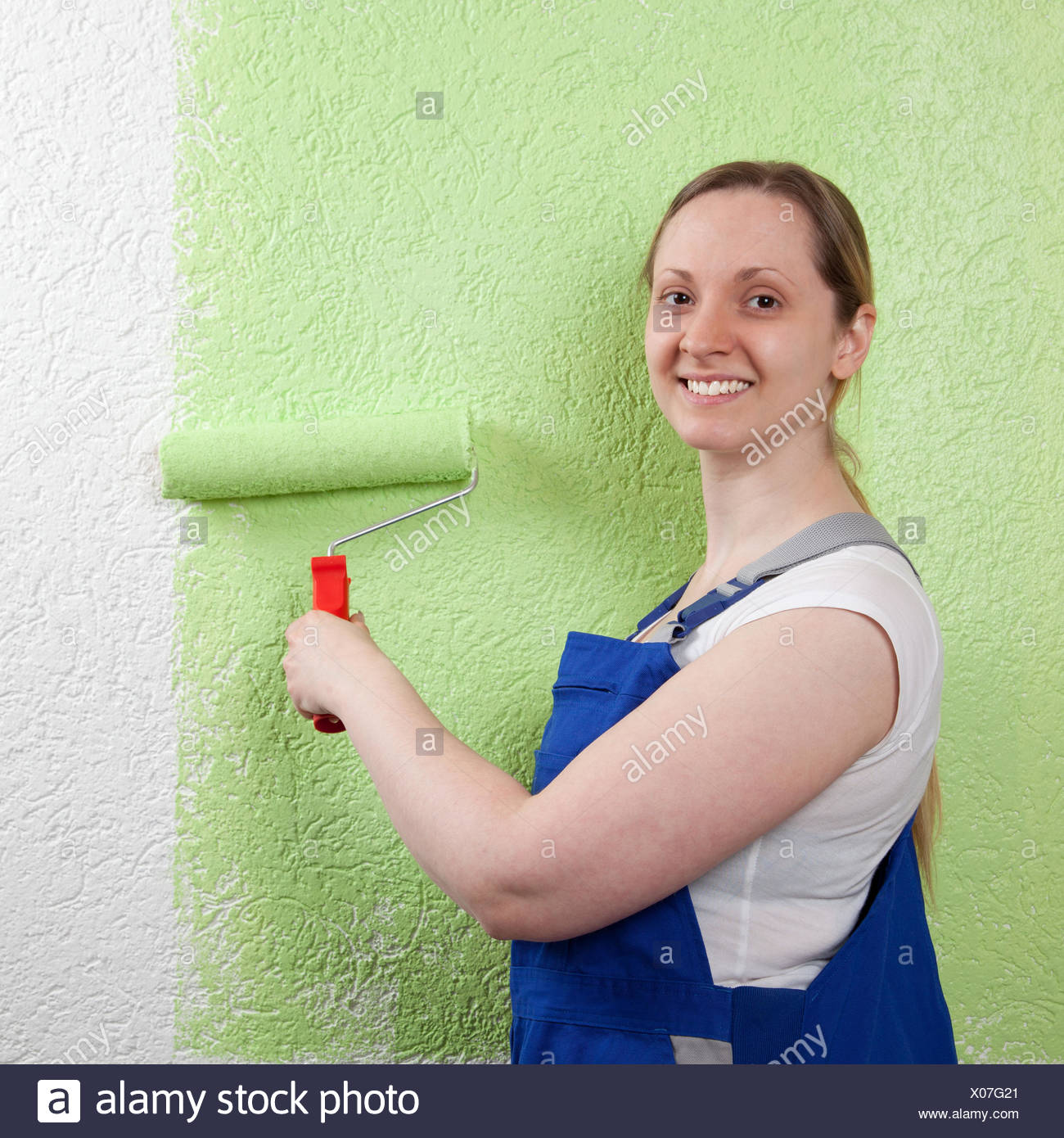 Frau Wand Streichen High Resolution Stock Photography And Images Alamy