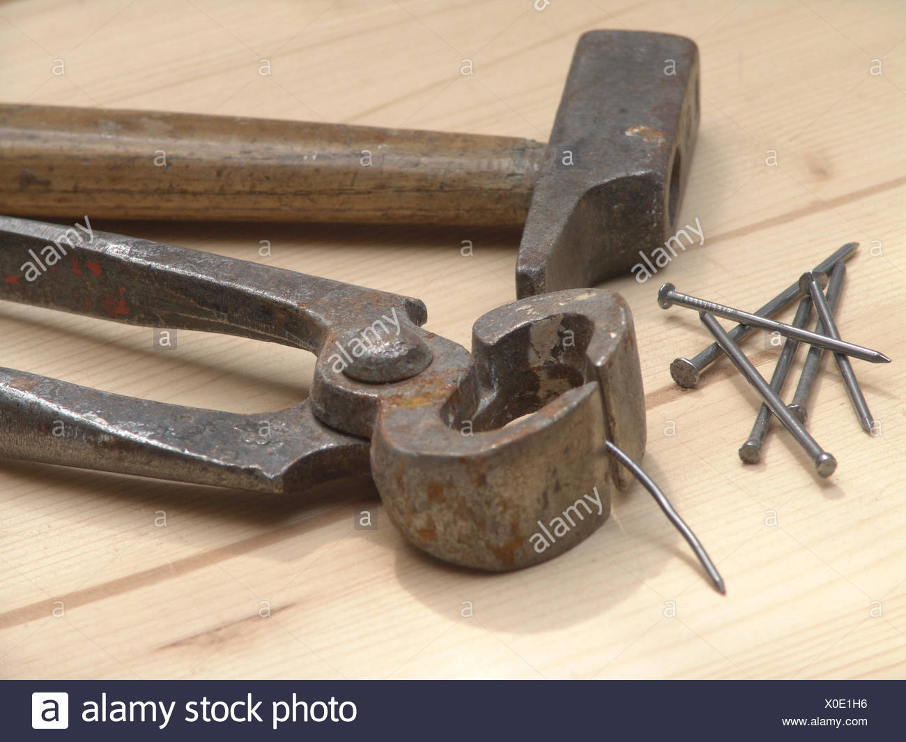 hammer and tongs Stock Photo: 275674482 - Alamy