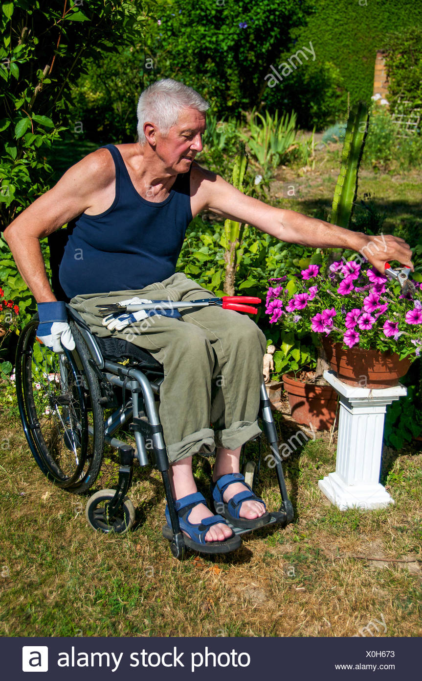 Gartenarbeit Senior High Resolution Stock Photography and Images Alamy