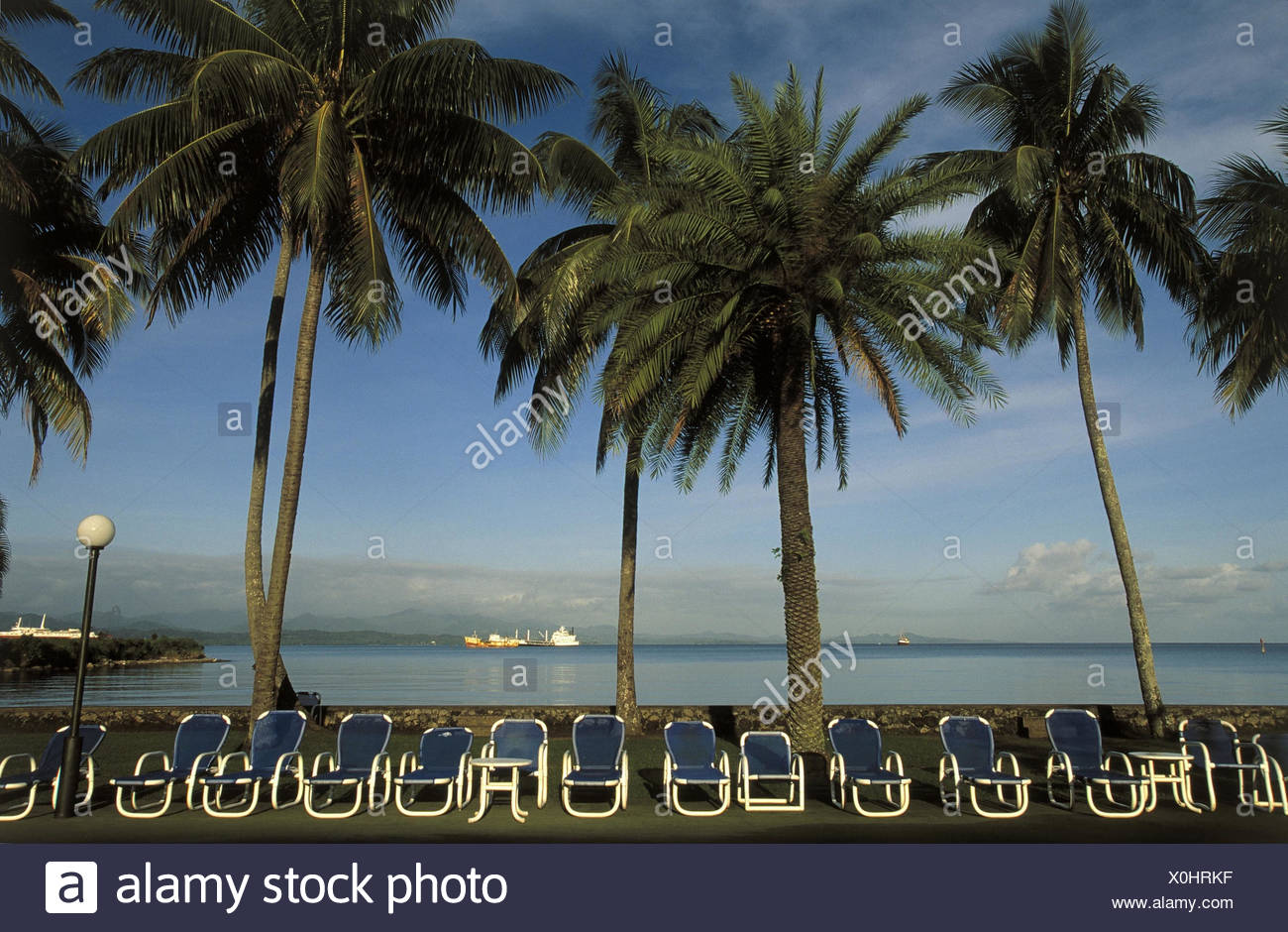 Fidschi Inseln, Viti Levu, Suva, Hotelstrand, Blick, Meer Südsee, Insel, Strand, Liegewiese, Liegestühle, Tourismus, Fremdenverkehr, Traumurlaub, Badeurlaub, Sommerurlaub, Hafenbecken, Schiffe, Hintergrund Stock Photo