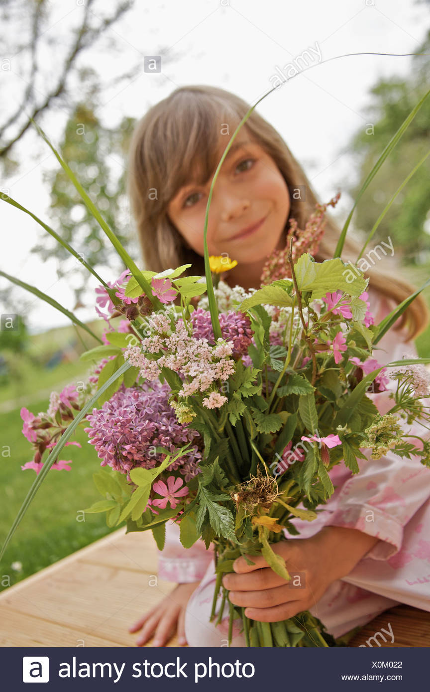little girl with a bouquet of flowers X0M022