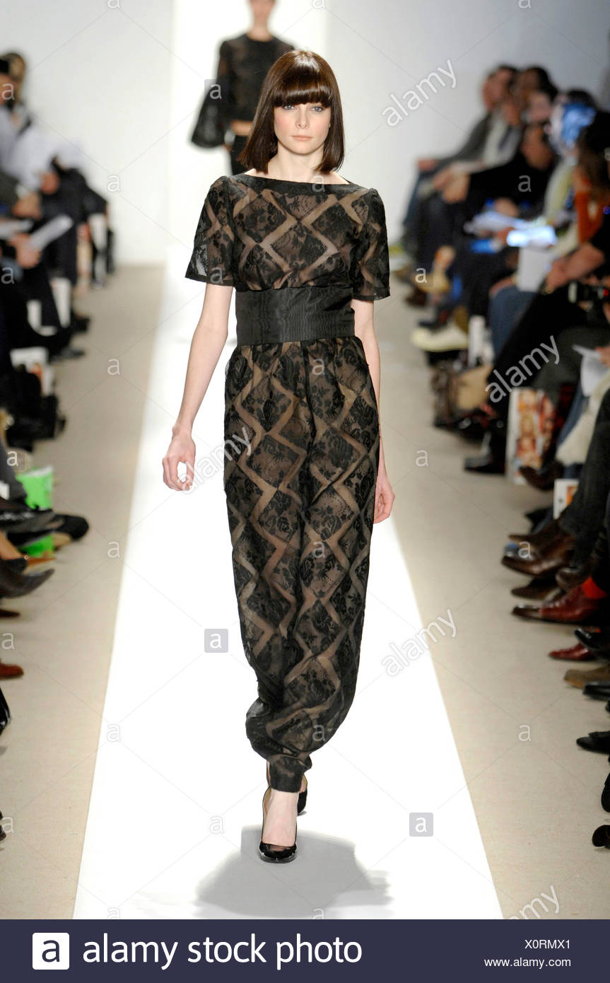 Atil Kutoglo New York Ready To Wear Autumn Winter Model Brunette