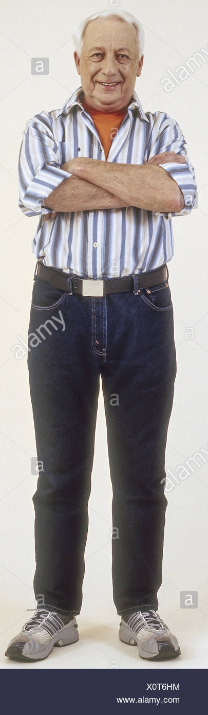 Senior in Jeans und Hemd, verschraenkte Arme (model-released) Stock Photo