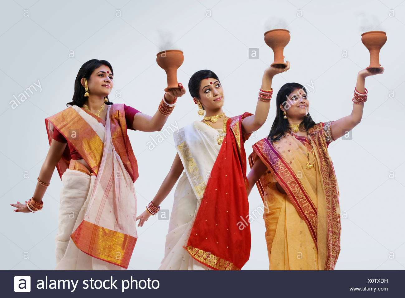 Bengali women doing a Dhunuchi dance Stock Photo - Alamy