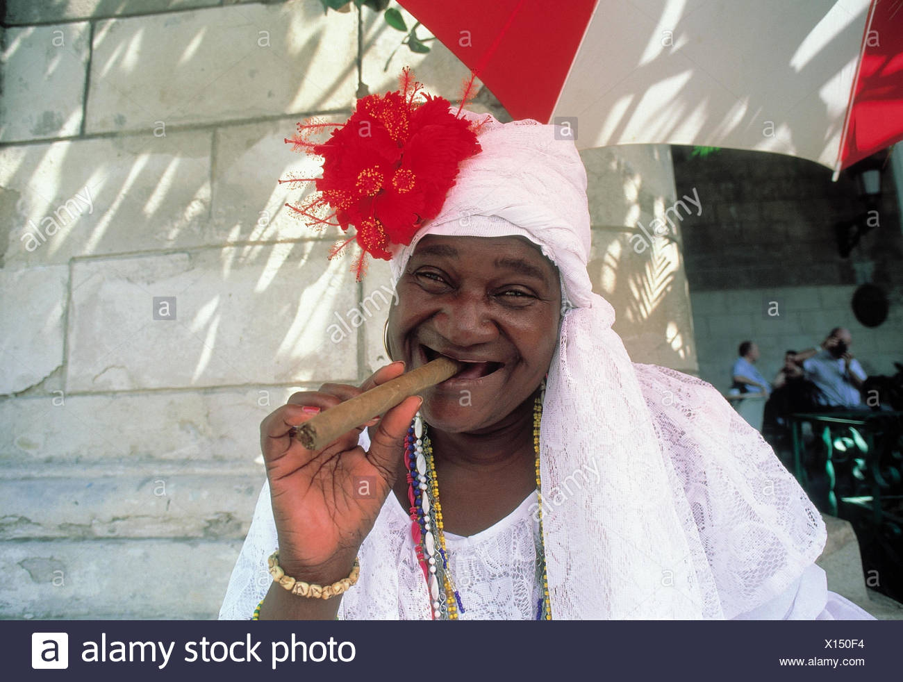 Cuba, Havana, woman, laugh, smoke cigar, portrait smile outside, Cuban,  locals, swarthy, non-whites, folklore, clothes, traditionally, nicotine  Stock Photo - Alamy