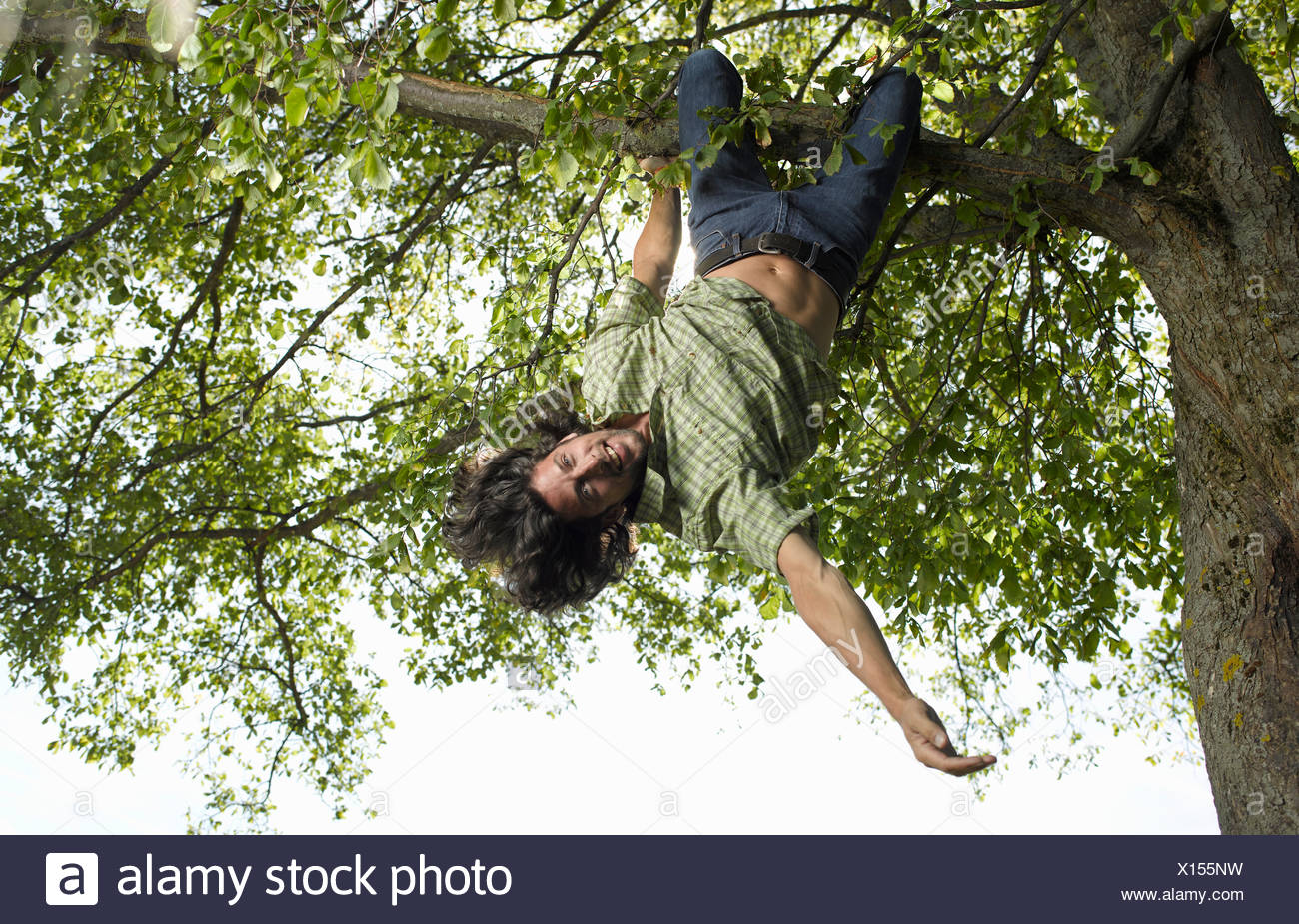 летающий человек. девушка вниз головой. летающие головы повисли над. летающие головы повисли над. музей эмоций петербург.