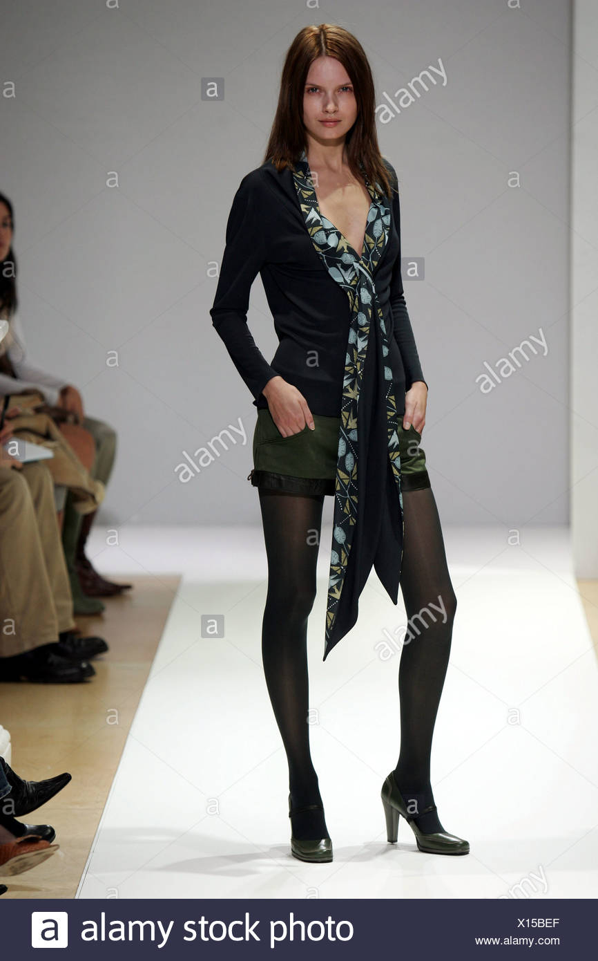 Emma Cook London Ready to Wear Autumn Winter Short skirt and black opaque tights - Stock Opaque Tights Stock Photos & Opaque Tights Stock Images - Alamy
