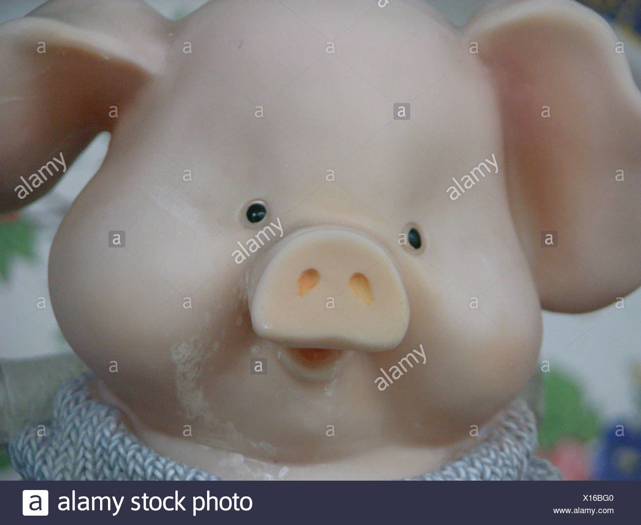 Piggy bank with their own hands in the form of a plaster pig Piggy bank with their own hands in the form of a plaster pig