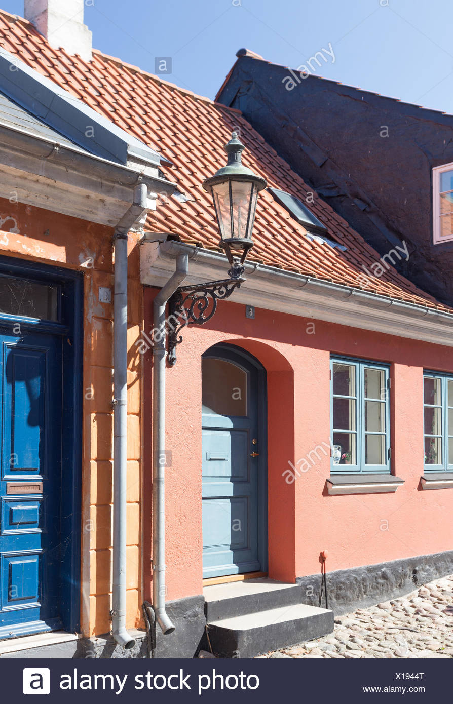 Rotgestrichenes Haus mit großer Laterne in Ærøskøbing Stock Photo - Alamy