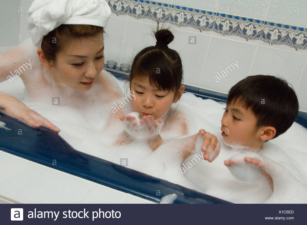 Japanese Mother Daughter Stock Photos & Japanese Mother Daughter Stock