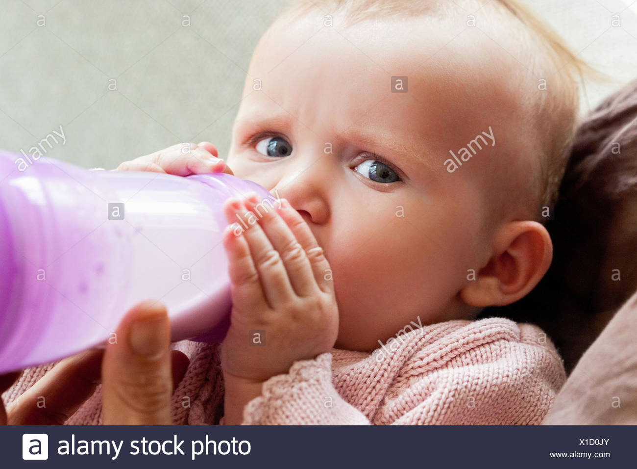 5 month old baby bottle feeding