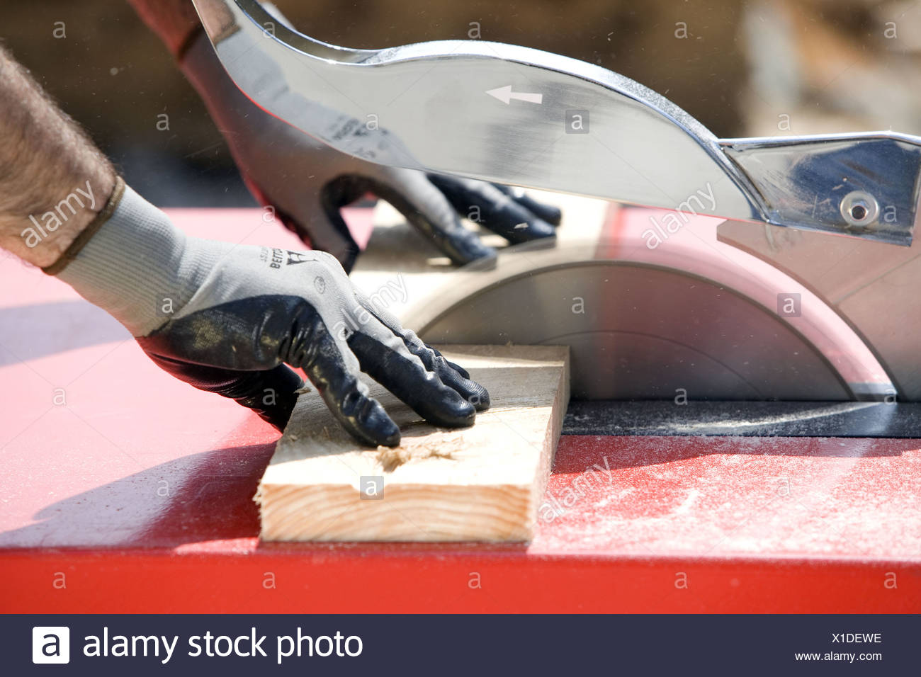 Construction Machinery Bench Saw With Woodcutting Circular Saw