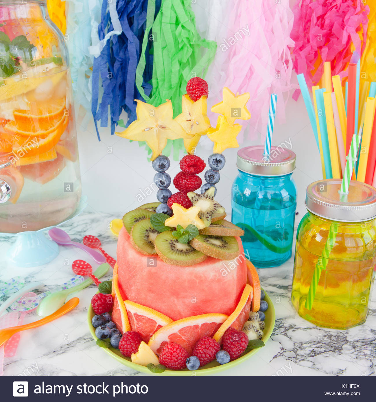 Bunter Kuchen Aus Frischem Obst Und Party Dekoration Stock Photo