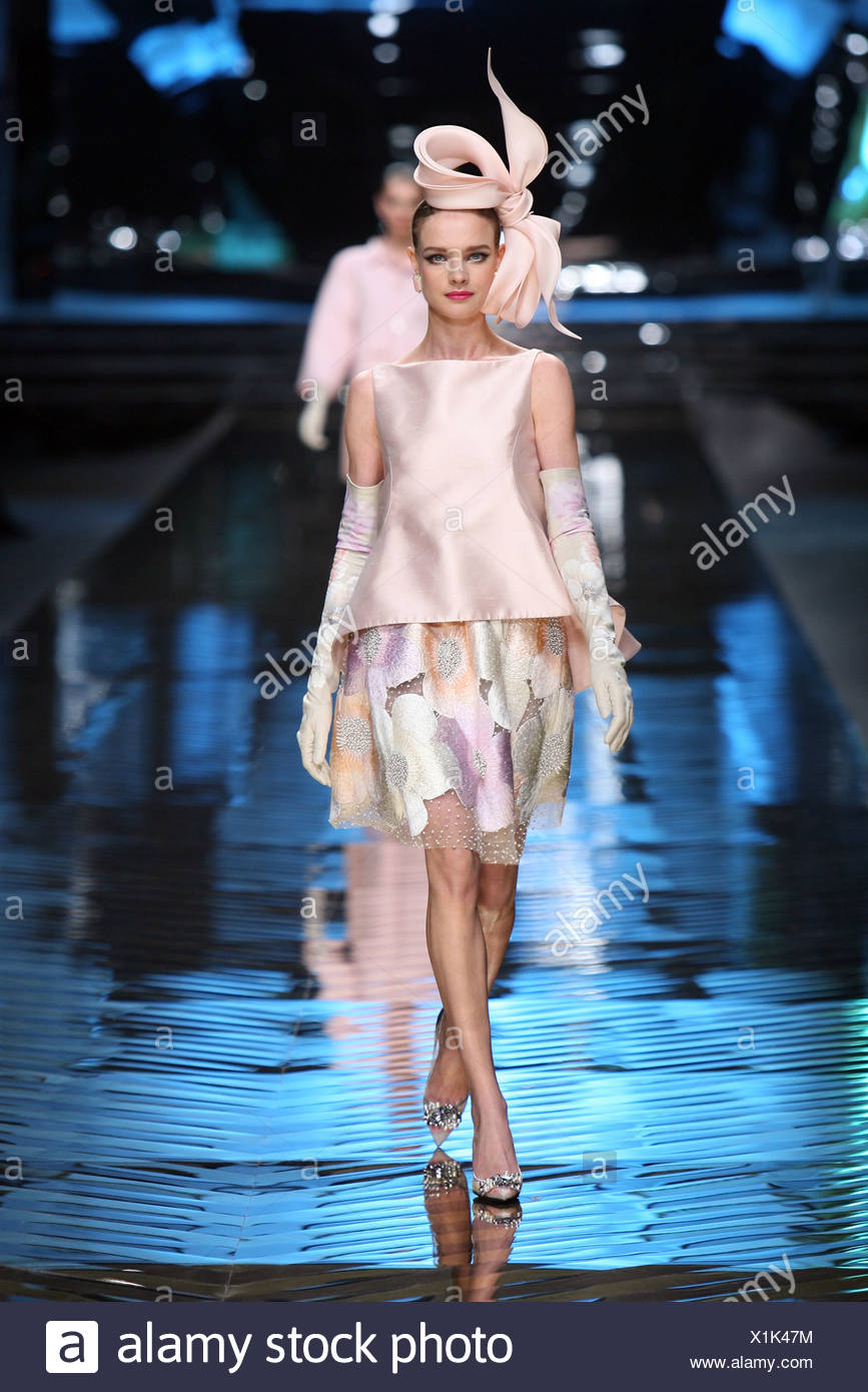 Singers Games Fashion Week - Página 3 Valentino-final-show-and-th-anniversary-paris-haute-couture-spring-summer-russian-model-natalia-vodianova-wearing-sculptured-X1K47M