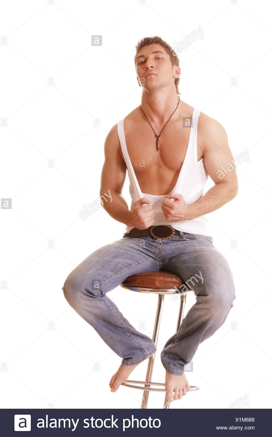 Мужчина с голым торсом сидит