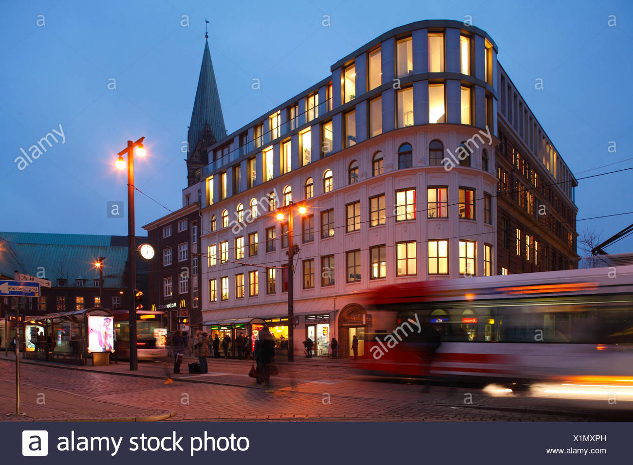 Straßenbahn mit Bürohaus an der Haltestelle Domsheide bei Abenddämmerung, Bremen, Deutschland, Europa Stock Photo