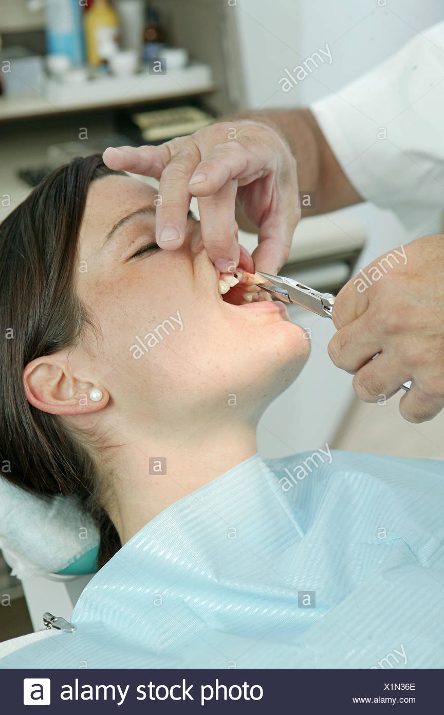 Frau Zahnarzt Zahn Ziehen Reissen Zahnarztbesuch Zahnbehandlungen Zahnarztbehandlung Zahnarztbehandlungen Frauen Patienten Patie Stock Photo Alamy