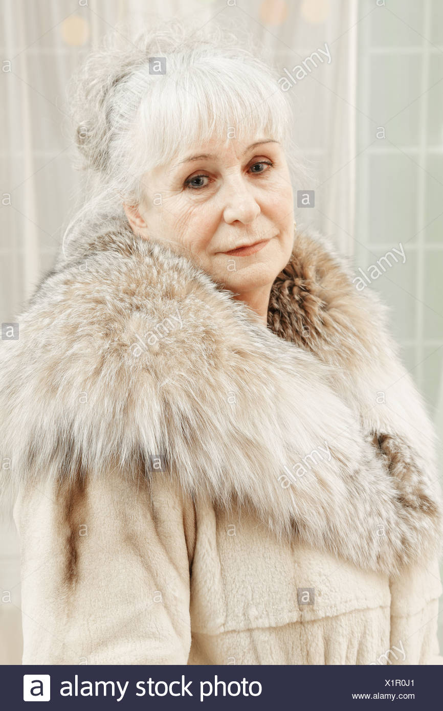 Old Woman In Fur Coat High Resolution Stock Photography And Images Alamy Old Woman In Fur Coat High Resolution Stock Photography And Images Alamy