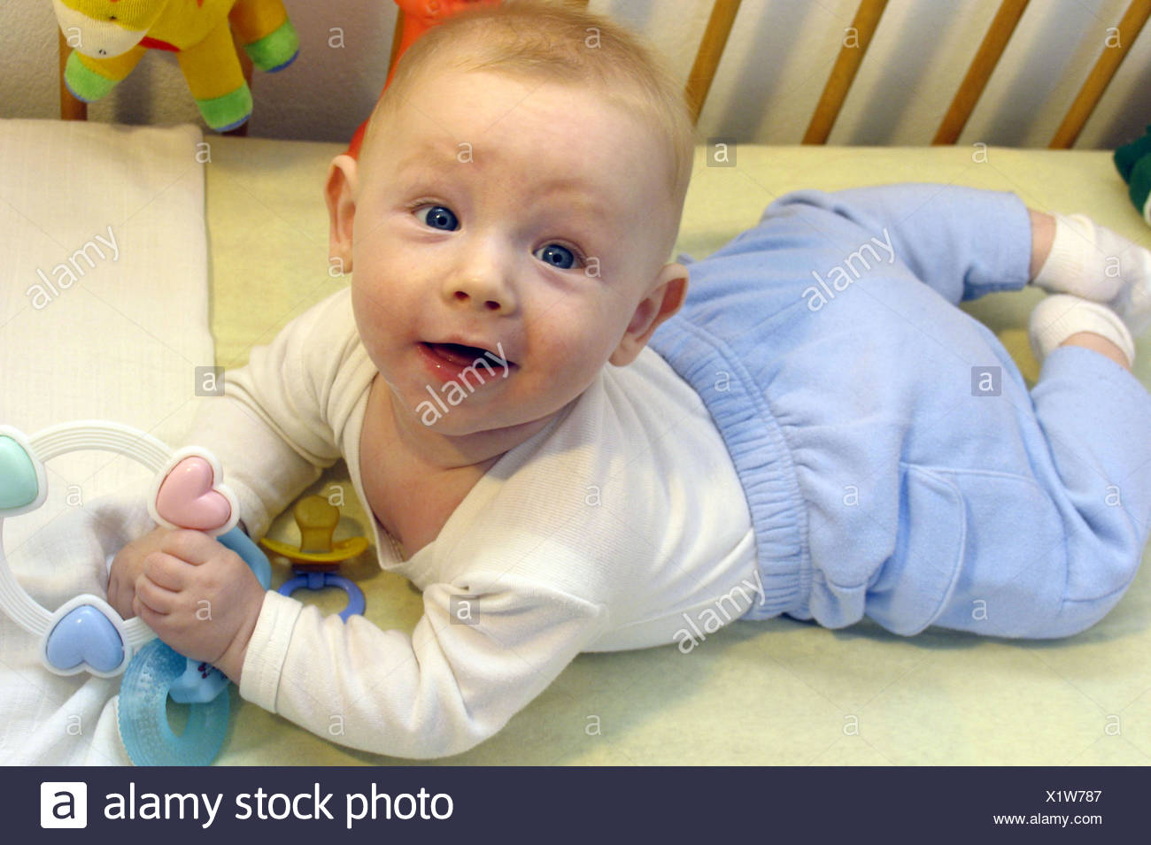 Kleinkind Baby Liegen Froehlich Bett Kinderbett Kind Kindheit