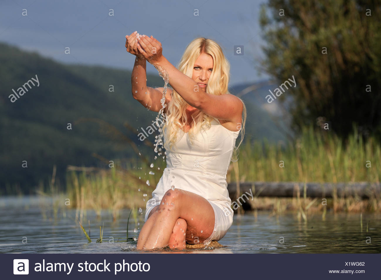 Frau See Sitzen Baden Kleid Tropfen Walchensee Spritzen