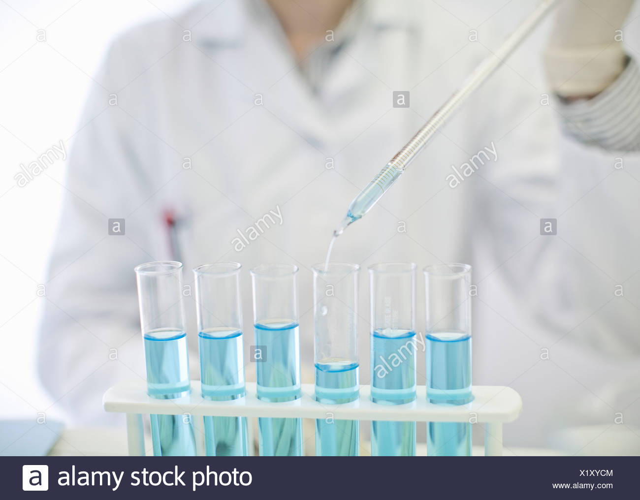 Pipetting Stock Photos & Pipetting Stock Images Alamy