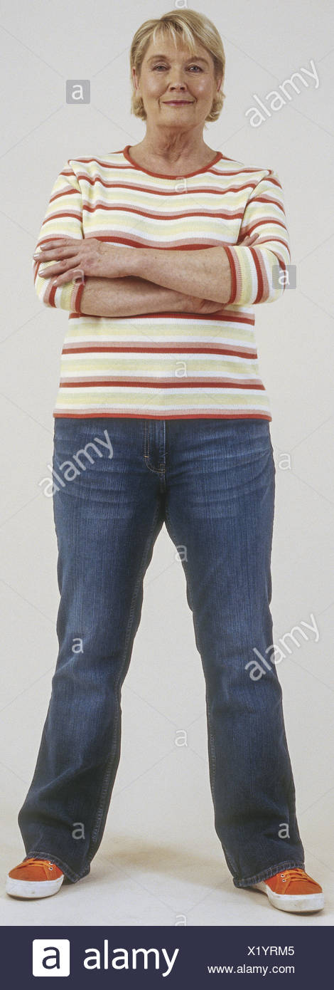 Seniorin in Jeans und Pulli, verschraenkte Arme (model-released) Stock Photo