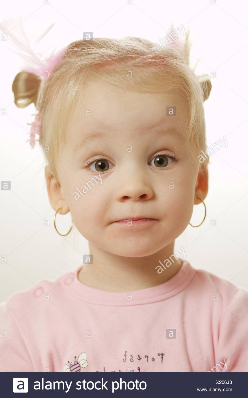 Kind Maedchen Blond Grimasse Portrait 2 3 Jahre Kleinkind Mimik Gesichtsausdruck Frech Trotzig Ungezogen Emotion Er Stock Photo Alamy
