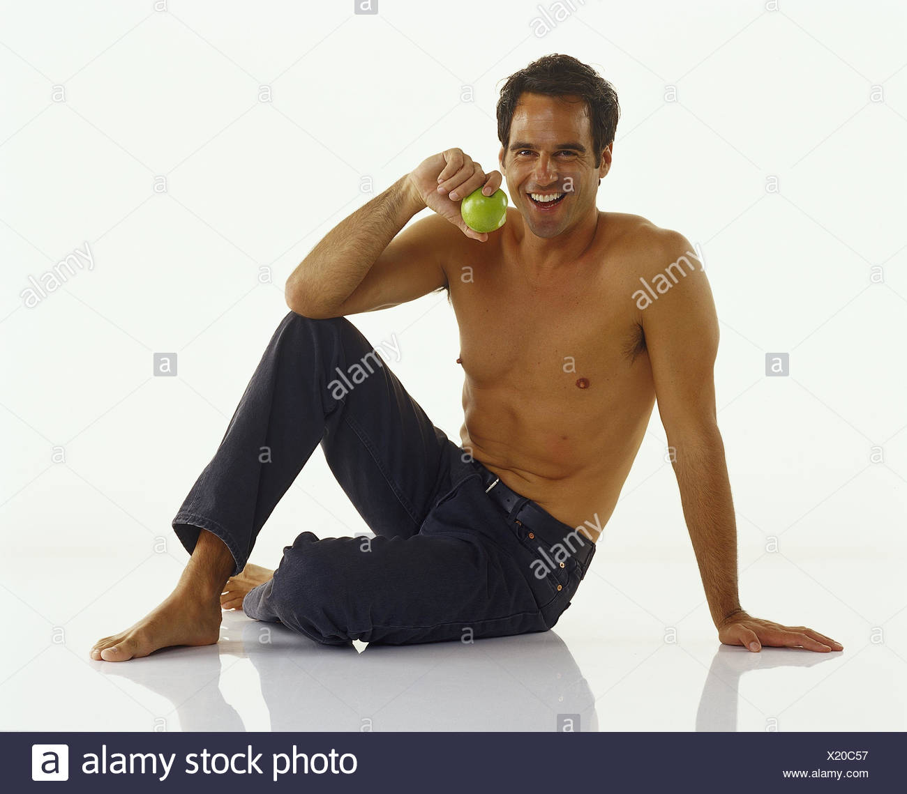 Man, young, upper part of the body, freely, sit, eat apple Men, nutrition, fruit, vitamins Man, young, upper part of the body, freely, sit, eat apple Men, nutrition, fruit, vitamins
