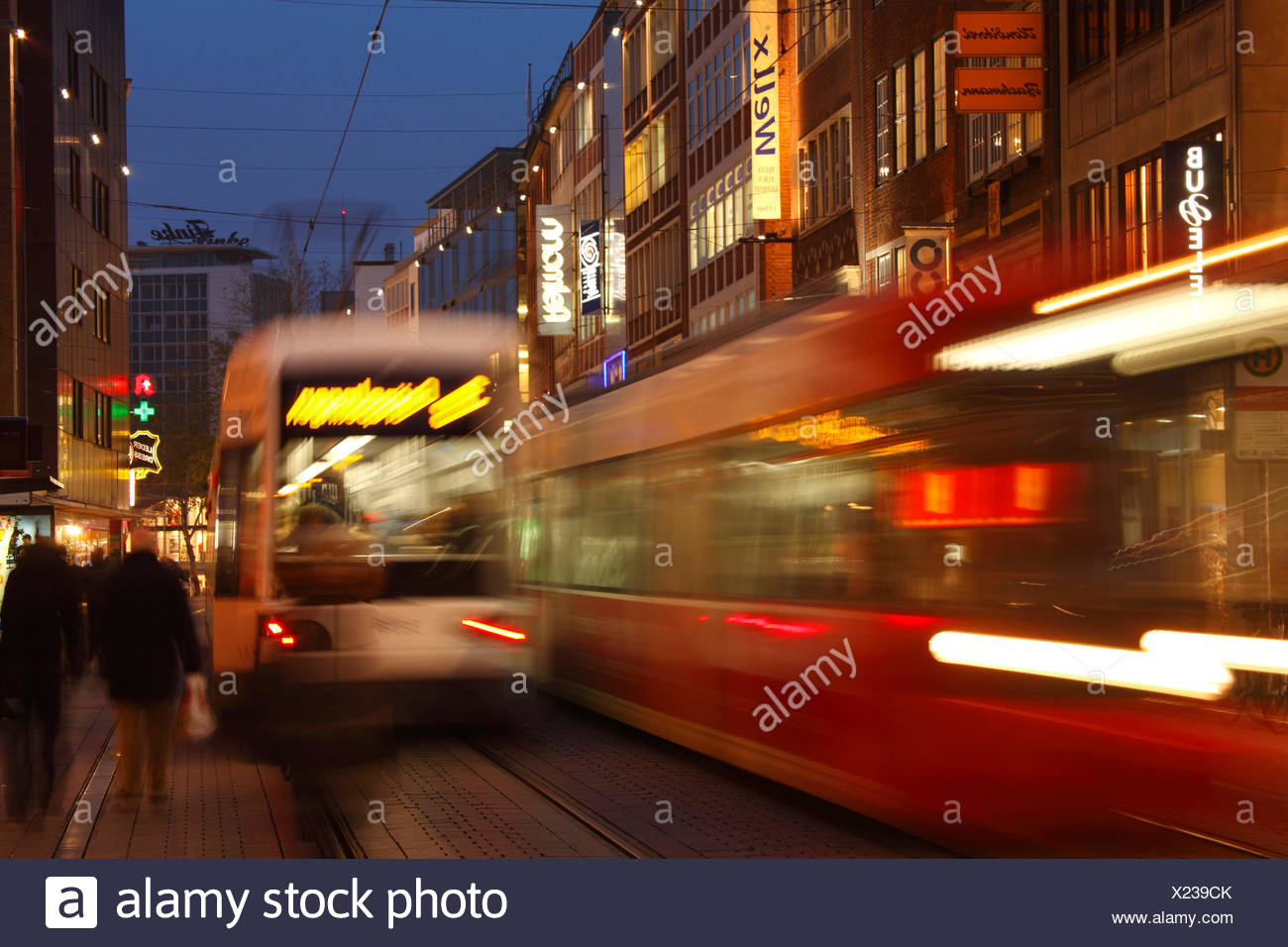Straßenbahnen mit Geschäftshäusern in der Einkaufsstraße Obernstraße bei Abenddämmerung, Bremen, Deutschland, Europa Stock Photo
