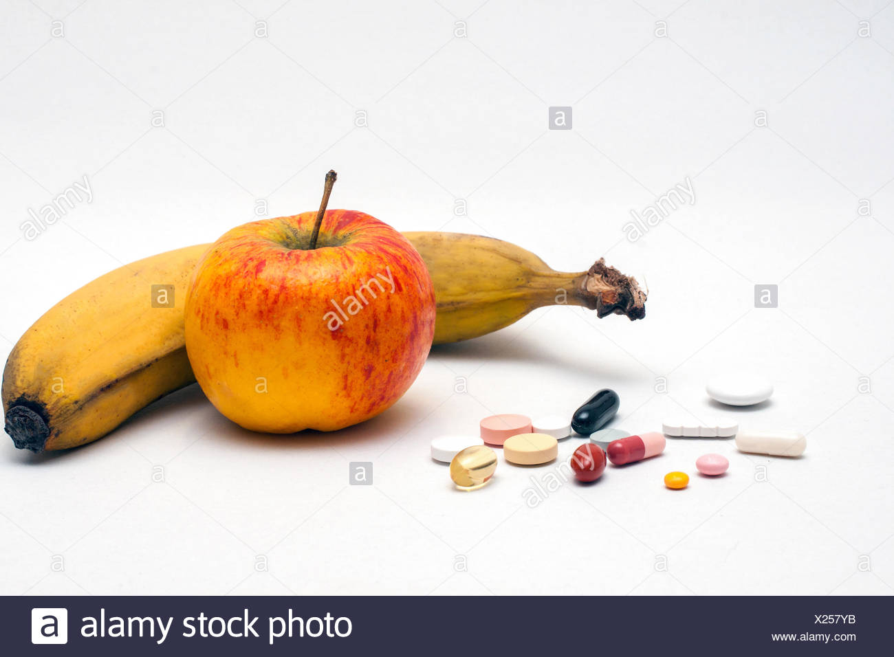 verschiedene bunte Tabletten, Apfel und Banane, isoliert Stock Photo