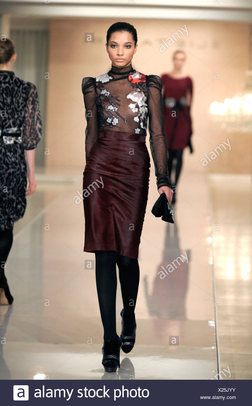 pencil skirt with black tights