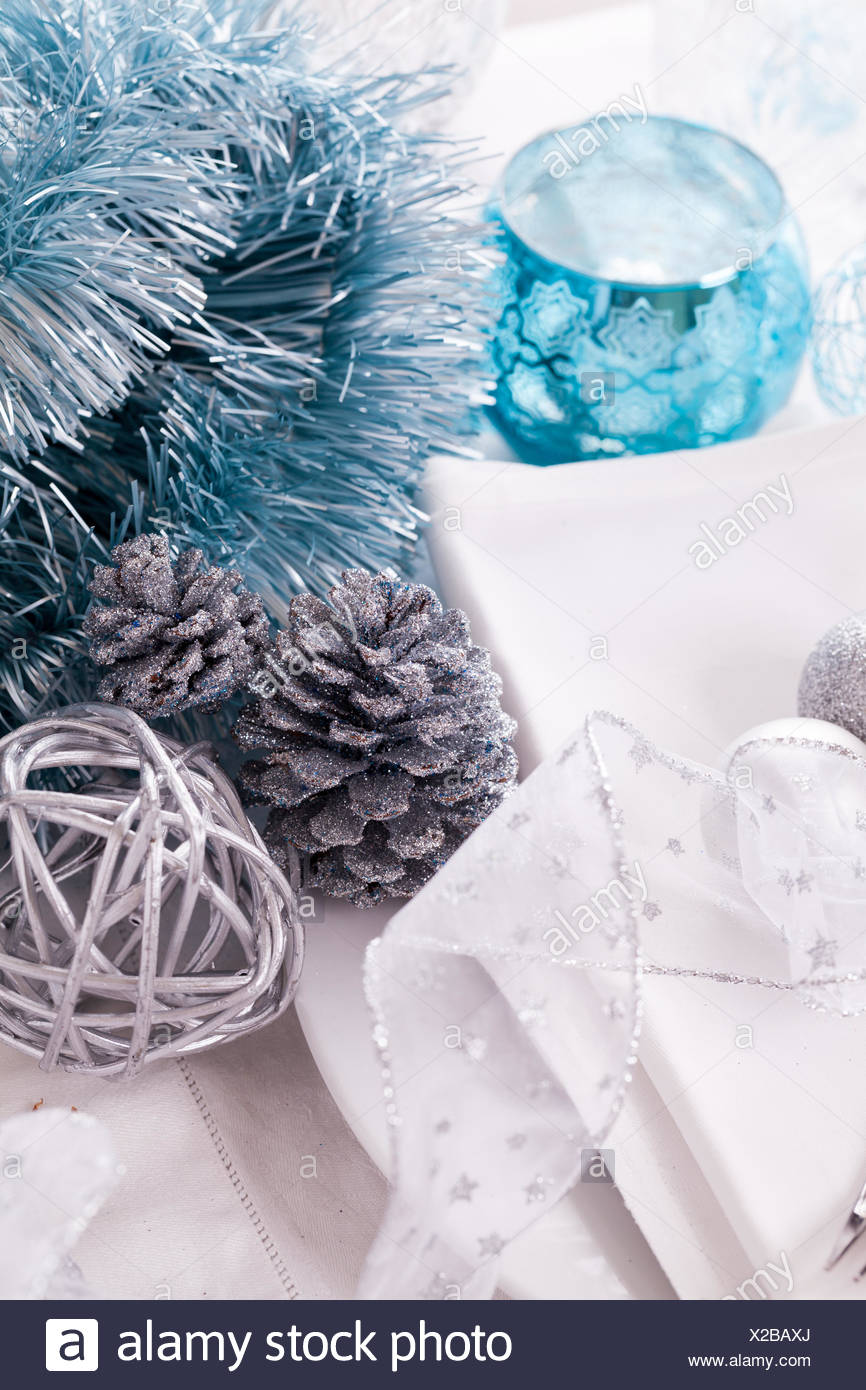 Stylischer Tisch Mit Weihnachtsdekoration In Türkis Und