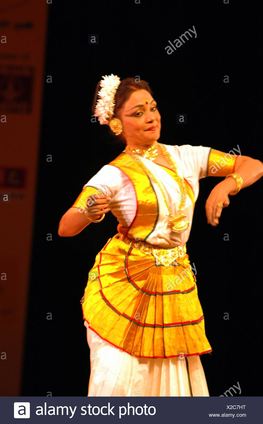 bharati shivaji rao mohiniyattam dancers stock photo alamy https www alamy com bharati shivaji rao mohiniyattam dancers image276864612 html