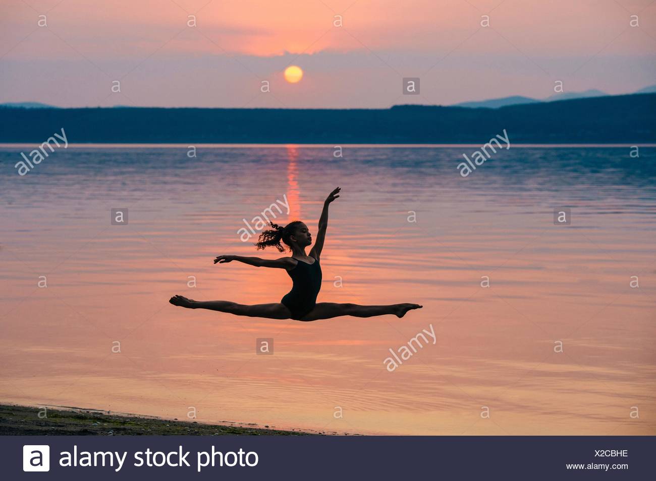 Girl Doing Splits High Resolution Stock Photography and Images Alamy